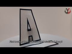 เนื้อผ้าผสมผสาน Matte Silicone Logo Patch White สําหรับเครื่องแต่งกาย