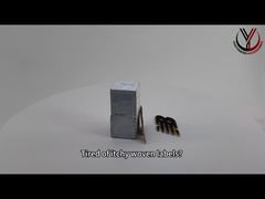 มองใกล้ยิ่งขึ้น: โลโก้ซิลิโคน CK 3D ทรงกลมบนเสื้อผ้าแบบโมโนโครมนูนขึ้น