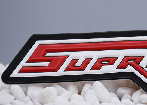 ป้ายเสื้อผ้าการถ่ายเทความร้อนด้วย TPU นูนสองสีพร้อมโลโก้ที่ยกขึ้น