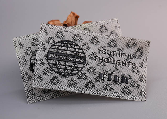 พิมพ์ด้วยฉลากซิลิโคนสีดำเงาโลโก้ที่กำหนดเองสำหรับเสื้อผ้า