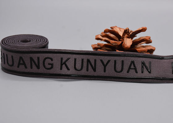 เสื้อผ้าใช้แถบยางยืดแบบไม่ลื่นพร้อมโลโก้ซิลิโคนเงาพิมพ์แบบกำหนดเอง