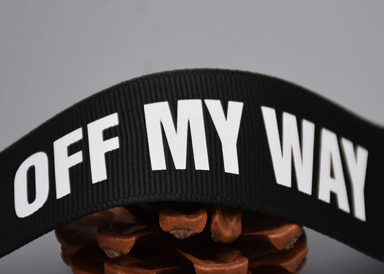 เสื้อผ้าที่กำหนดเอง 20 มม. สายรัดโพลีเอสเตอร์สีดำโลโก้สีขาวหน้าจอพิมพ์ป้าย