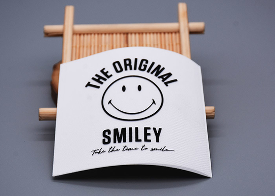 ป้ายทอลายทแยงสีขาวพิมพ์โลโก้ซิลิโคนสำหรับเสื้อผ้า