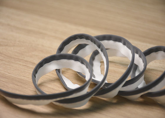 เทปท่อสะท้อนแสงที่แต่งขึ้นในเสื้อผ้า